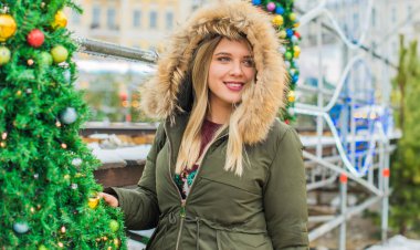 Hoş ve iri yarı bir kız şehirde eğleniyor, modern gençlerin yaşam tarzı. Tatil zamanı. Şehir sokağındaki güzel tombul kadın. Tombul insanların hayatı, psikoloji ve yaşam tarzı