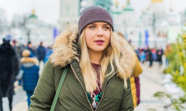 Hoş ve iri yarı bir kız şehirde eğleniyor, modern gençlerin yaşam tarzı. Tatil zamanı. Şehir sokağındaki güzel tombul kadın. Tombul insanların hayatı, psikoloji ve yaşam tarzı