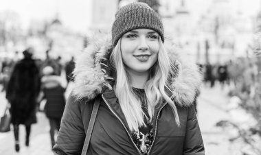 Hoş ve iri yarı bir kız şehirde eğleniyor, modern gençlerin yaşam tarzı. Tatil zamanı. Şehir sokağındaki güzel tombul kadın. Tombul insanların hayatı, psikoloji ve yaşam tarzı