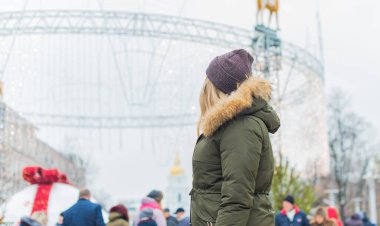 Hoş ve iri yarı bir kız şehirde eğleniyor, modern gençlerin yaşam tarzı. Tatil zamanı. Şehir sokağındaki güzel tombul kadın. Tombul insanların hayatı, psikoloji ve yaşam tarzı