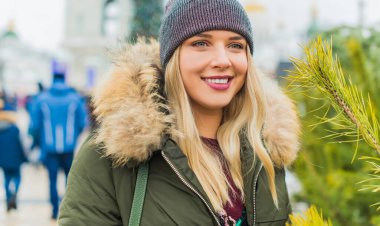 Hoş ve iri yarı bir kız şehirde eğleniyor, modern gençlerin yaşam tarzı. Tatil zamanı. Şehir sokağındaki güzel tombul kadın. Tombul insanların hayatı, psikoloji ve yaşam tarzı