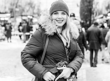 Hoş ve iri yarı bir kız şehirde eğleniyor, modern gençlerin yaşam tarzı. Tatil zamanı. Şehir sokağındaki güzel tombul kadın. Tombul insanların hayatı, psikoloji ve yaşam tarzı