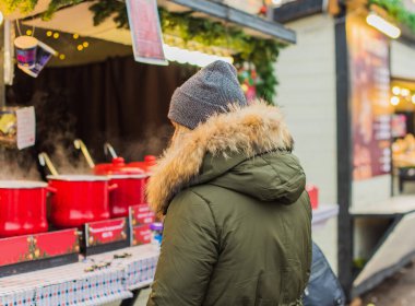 Hoş ve iri yarı bir kız şehirde eğleniyor, modern gençlerin yaşam tarzı. Tatil zamanı. Şehir sokağındaki güzel tombul kadın. Tombul insanların hayatı, psikoloji ve yaşam tarzı