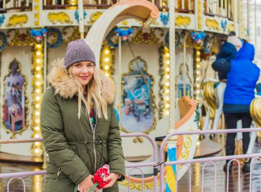 Hoş ve iri yarı bir kız şehirde eğleniyor, modern gençlerin yaşam tarzı. Tatil zamanı. Şehir sokağındaki güzel tombul kadın. Tombul insanların hayatı, psikoloji ve yaşam tarzı