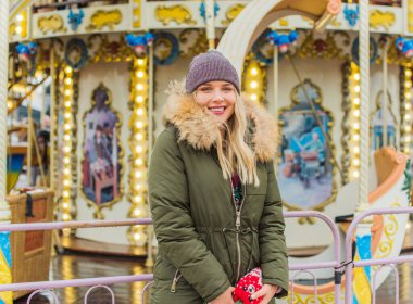 Hoş ve iri yarı bir kız şehirde eğleniyor, modern gençlerin yaşam tarzı. Tatil zamanı. Şehir sokağındaki güzel tombul kadın. Tombul insanların hayatı, psikoloji ve yaşam tarzı