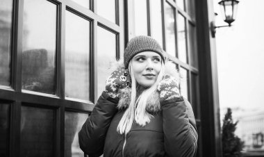 Hoş ve iri yarı bir kız şehirde eğleniyor, modern gençlerin yaşam tarzı. Tatil zamanı. Şehir sokağındaki güzel tombul kadın. Tombul insanların hayatı, psikoloji ve yaşam tarzı