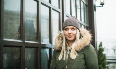 Hoş ve iri yarı bir kız şehirde eğleniyor, modern gençlerin yaşam tarzı. Tatil zamanı. Şehir sokağındaki güzel tombul kadın. Tombul insanların hayatı, psikoloji ve yaşam tarzı