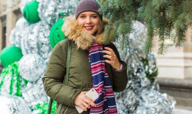 Hoş ve iri yarı bir kız şehirde eğleniyor, modern gençlerin yaşam tarzı. Tatil zamanı. Şehir sokağındaki güzel tombul kadın. Tombul insanların hayatı, psikoloji ve yaşam tarzı