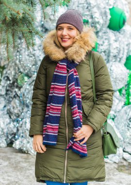 Hoş ve iri yarı bir kız şehirde eğleniyor, modern gençlerin yaşam tarzı. Tatil zamanı. Şehir sokağındaki güzel tombul kadın. Tombul insanların hayatı, psikoloji ve yaşam tarzı