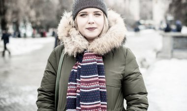 Hoş ve iri yarı bir kız şehirde eğleniyor, modern gençlerin yaşam tarzı. Tatil zamanı. Şehir sokağındaki güzel tombul kadın. Tombul insanların hayatı, psikoloji ve yaşam tarzı