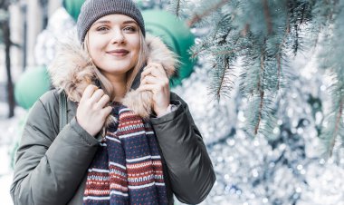 Hoş ve iri yarı bir kız şehirde eğleniyor, modern gençlerin yaşam tarzı. Tatil zamanı. Şehir sokağındaki güzel tombul kadın. Tombul insanların hayatı, psikoloji ve yaşam tarzı