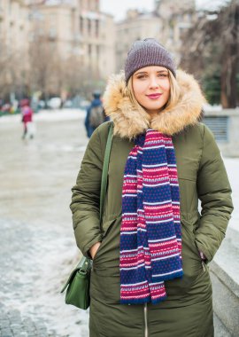 Hoş ve iri yarı bir kız şehirde eğleniyor, modern gençlerin yaşam tarzı. Tatil zamanı. Şehir sokağındaki güzel tombul kadın. Tombul insanların hayatı, psikoloji ve yaşam tarzı