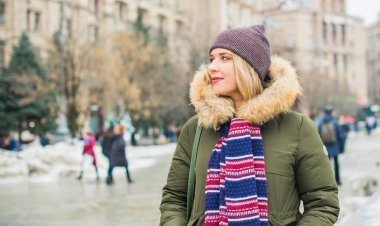 Hoş ve iri yarı bir kız şehirde eğleniyor, modern gençlerin yaşam tarzı. Tatil zamanı. Şehir sokağındaki güzel tombul kadın. Tombul insanların hayatı, psikoloji ve yaşam tarzı