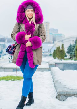 Hoş ve iri yarı bir kız şehirde eğleniyor, modern gençlerin yaşam tarzı. Tatil zamanı. Şehir sokağındaki güzel tombul kadın. Tombul insanların hayatı, psikoloji ve yaşam tarzı