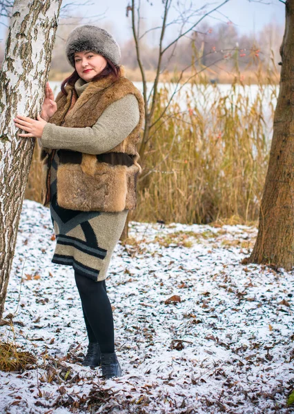 Vanlig Medelålder Storlek Kvinna Bära Stickad Klänning Och Päls Hatt — Stockfoto