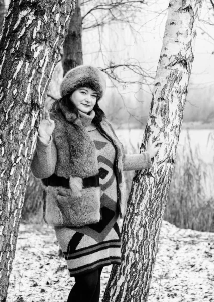 Gewöhnliche Frauen Mittleren Alters Größe Tragen Bei Arktischem Wetter Strickkleid — Stockfoto