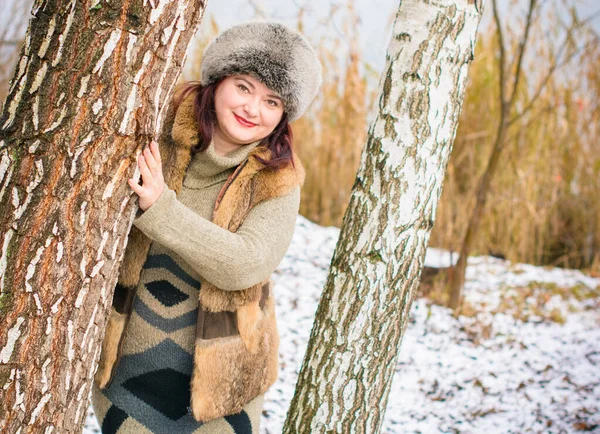 在北极天气下 普通中年妇女穿着针织衣服 皮帽和外套 西伯利亚或挪威妇女对自然的研究 穿皮衣的胖女人 — 图库照片