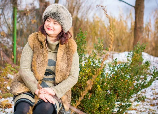 Ordinario Mezza Età Size Donna Indossare Abito Maglia Cappello Pelliccia — Foto Stock