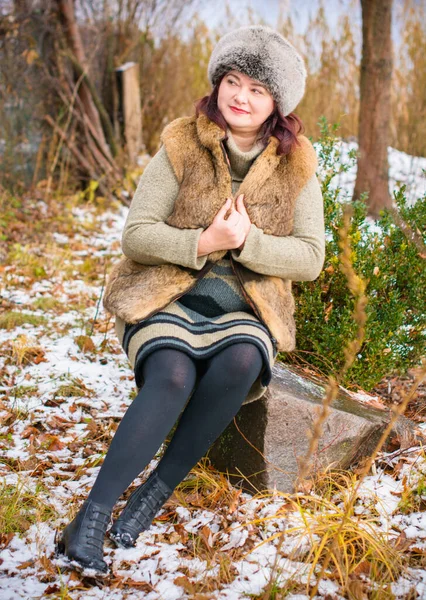 Vanlig Medelålder Storlek Kvinna Bära Stickad Klänning Och Päls Hatt — Stockfoto