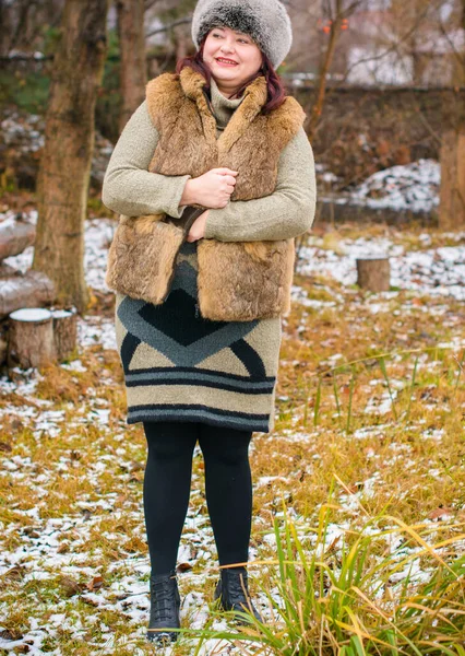 Átlagos Középkorú Plusz Egy Kötött Ruhában Szőrmekalapban Kabátban Északi Sarkvidéken — Stock Fotó