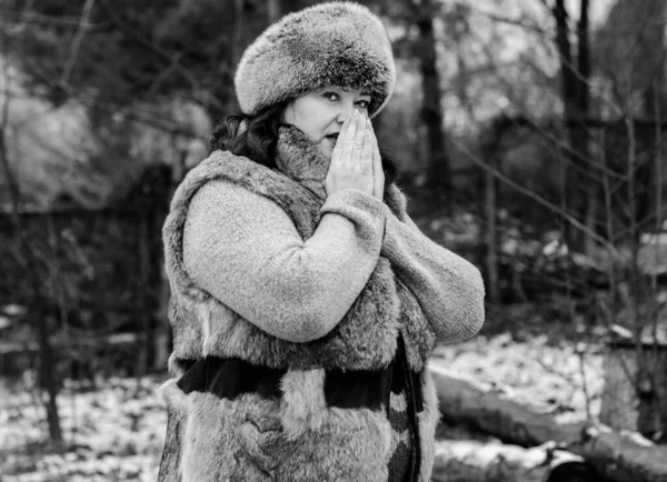 Átlagos Középkorú Plusz Egy Kötött Ruhában Szőrmekalapban Kabátban Északi Sarkvidéken — Stock Fotó