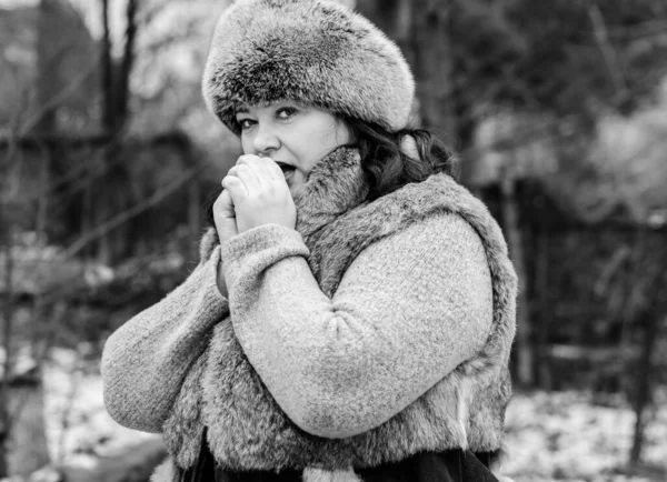 Ordinario Mezza Età Size Donna Indossare Abito Maglia Cappello Pelliccia — Foto Stock