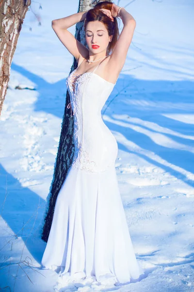 穿白色长裙的女士 性感的女人穿着乡村风格的婚纱 在冬雪中摆姿势 冬季的神奇婚礼 — 图库照片