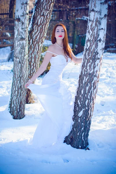 Beyaz Uzun Elbiseli Bayan Hoş Genç Zarif Seksi Bir Kadın — Stok fotoğraf