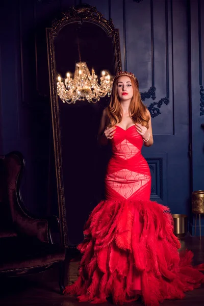 Mulher Noite Lindo Vestido Vermelho Uma Senhora Simpática Holly Eve — Fotografia de Stock