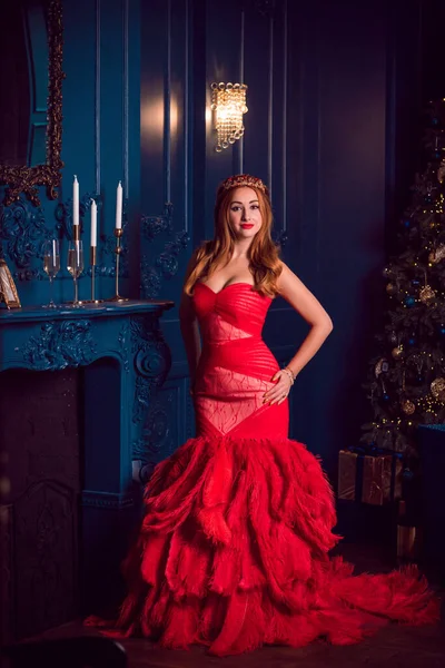 Γυναίκα Βράδυ Πανέμορφο Κόκκινο Φόρεμα Πολύ Καλή Κυρία Στο Χόλυ — Φωτογραφία Αρχείου