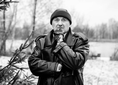 Keder ve keder içindeki son sınıf öğrencisi. Depresyondaki yaşlı adam kavramı, kendini ve gerçekliği kabul etmemek. Emekliler arasında çaresizlik ve acı. Olgun adamın morali bozuk.