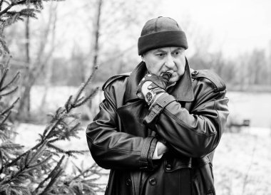 Keder ve keder içindeki son sınıf öğrencisi. Depresyondaki yaşlı adam kavramı, kendini ve gerçekliği kabul etmemek. Emekliler arasında çaresizlik ve acı. Olgun adamın morali bozuk.