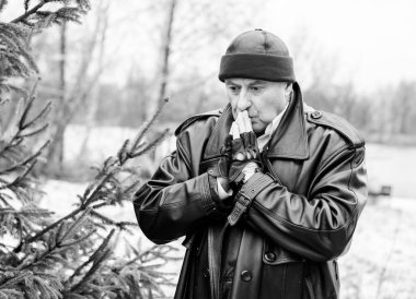 Keder ve keder içindeki son sınıf öğrencisi. Depresyondaki yaşlı adam kavramı, kendini ve gerçekliği kabul etmemek. Emekliler arasında çaresizlik ve acı. Olgun adamın morali bozuk.