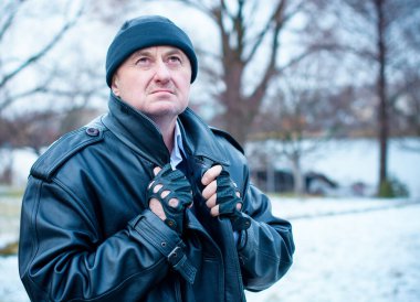 Keder ve keder içindeki son sınıf öğrencisi. Depresyondaki yaşlı adam kavramı, kendini ve gerçekliği kabul etmemek. Emekliler arasında çaresizlik ve acı. Olgun adamın morali bozuk.