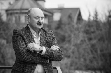 Keder ve keder içindeki son sınıf öğrencisi. Depresyondaki yaşlı adam kavramı, kendini ve gerçekliği kabul etmemek. Emekliler arasında çaresizlik ve acı. Olgun adamın morali bozuk.