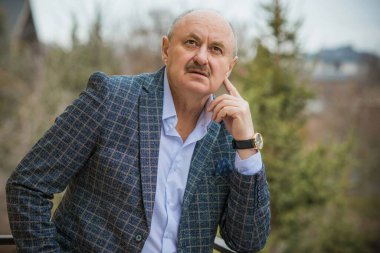 Keder ve keder içindeki son sınıf öğrencisi. Depresyondaki yaşlı adam kavramı, kendini ve gerçekliği kabul etmemek. Emekliler arasında çaresizlik ve acı. Olgun adamın morali bozuk.