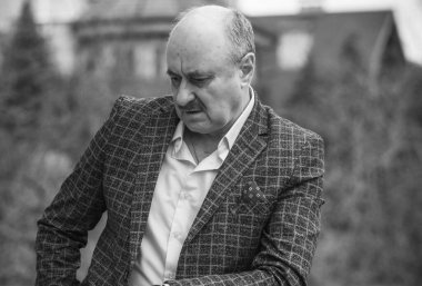Keder ve keder içindeki son sınıf öğrencisi. Depresyondaki yaşlı adam kavramı, kendini ve gerçekliği kabul etmemek. Emekliler arasında çaresizlik ve acı. Olgun adamın morali bozuk.