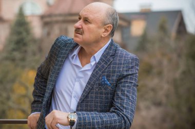 Keder ve keder içindeki son sınıf öğrencisi. Depresyondaki yaşlı adam kavramı, kendini ve gerçekliği kabul etmemek. Emekliler arasında çaresizlik ve acı. Olgun adamın morali bozuk.