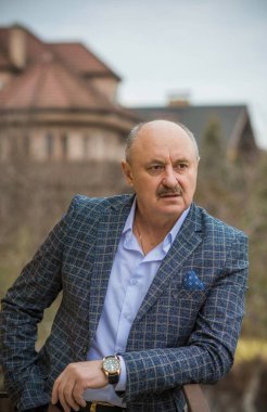 Keder ve keder içindeki son sınıf öğrencisi. Depresyondaki yaşlı adam kavramı, kendini ve gerçekliği kabul etmemek. Emekliler arasında çaresizlik ve acı. Olgun adamın morali bozuk.