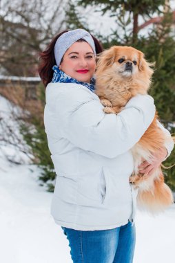Ayrıca kışın parkta köpeğiyle gezen zarif bir kadın köpek sever kadın yaşam tarzı, evcil hayvanla sihirli soğuk Noel zamanı, evcil hayvan hayatı.