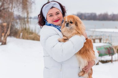 Ayrıca kışın parkta köpeğiyle gezen zarif bir kadın köpek sever kadın yaşam tarzı, evcil hayvanla sihirli soğuk Noel zamanı, evcil hayvan hayatı.