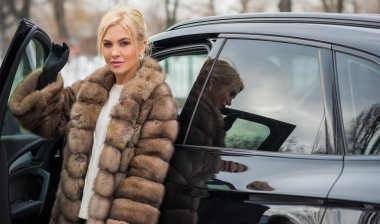 Doğada kürk giymiş zarif bir bayan, sonbahar - kış mevsimi, çekici görünümlü bir kadın