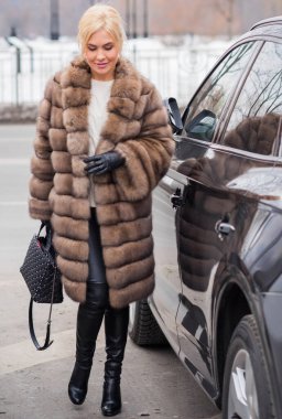 Doğada kürk giymiş zarif bir bayan, sonbahar - kış mevsimi, çekici görünümlü bir kadın