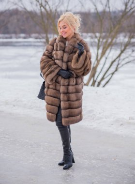  Doğada kürk giymiş zarif bir bayan, sonbahar - kış mevsimi, çekici görünümlü bir kadın