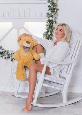 Kış tatilleri, kutlamalar ve insanlar konsepti - Noel arkaplanda zarif kıyafetler içindeki genç seksi kadın.