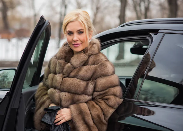 Niza Señora Elegante Abrigo Piel Naturaleza Otoño Temporada Invierno Mujer —  Fotos de Stock