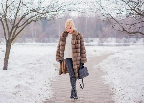 Bella Signora Elegante Pelliccia Natura Autunno Stagione Invernale Donna Con — Foto Stock