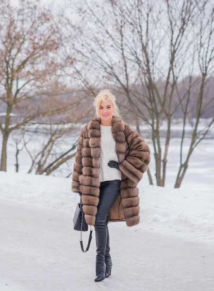 Mooie Elegante Dame Bontjas Natuur Herfst Winterseizoen Tijd Vrouw Met — Stockfoto