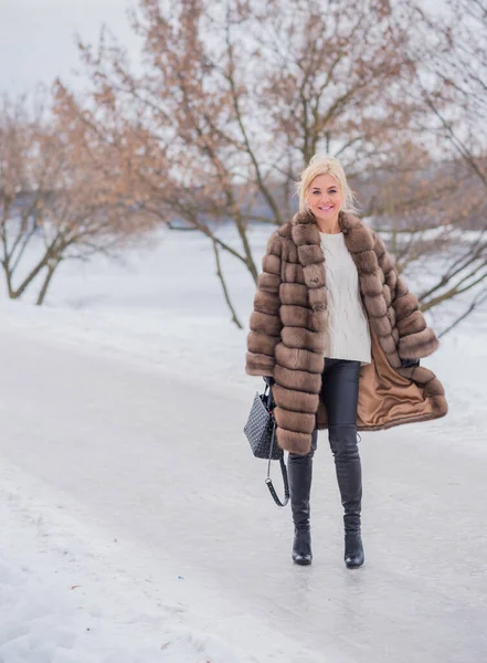 Szép Elegáns Hölgy Szőrme Kabát Természetben Ősz Téli Szezonban Vonzó — Stock Fotó