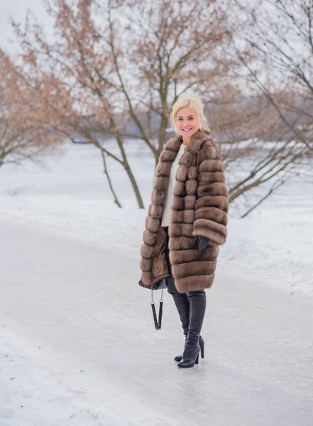 Mooie Elegante Dame Bontjas Natuur Herfst Winterseizoen Tijd Vrouw Met — Stockfoto